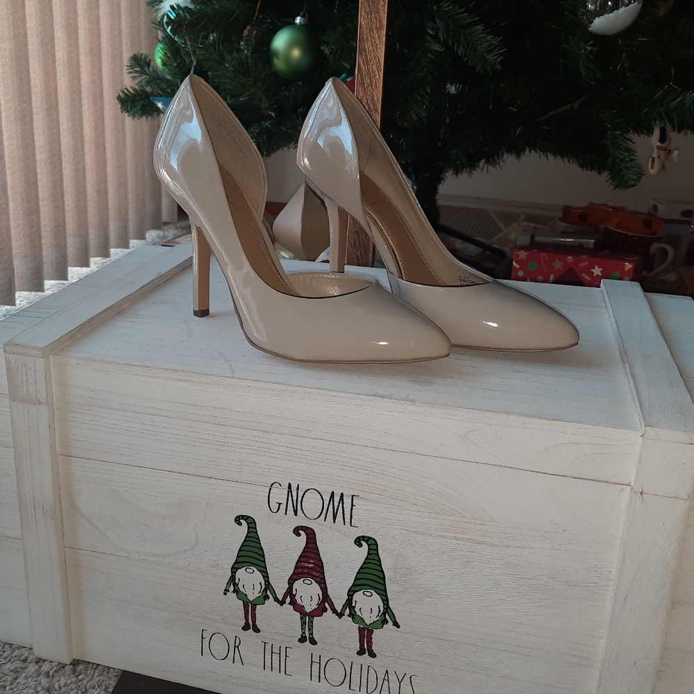 BCBG sz 9W nude pumps